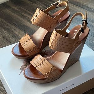 Jessica Simpson size 7.5 tan is wedge